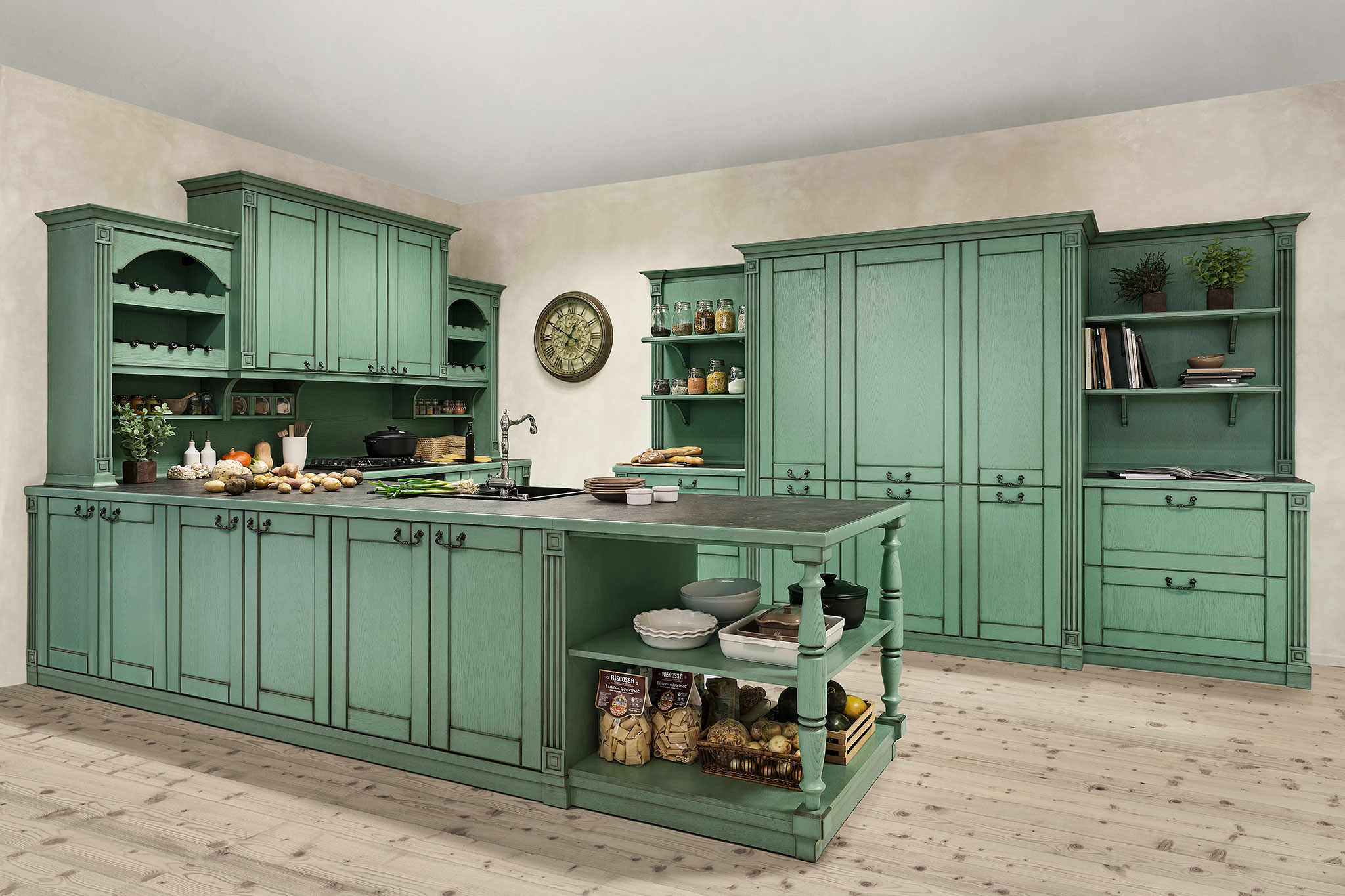 zelena-patina_vidiecka-kuchyna_toskansky-styl_kovove-ozdobne-uchytky