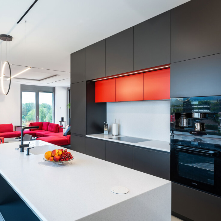 kuchyna-na-mieru-znacky-hanak_sedy-lak_cerveny-lak