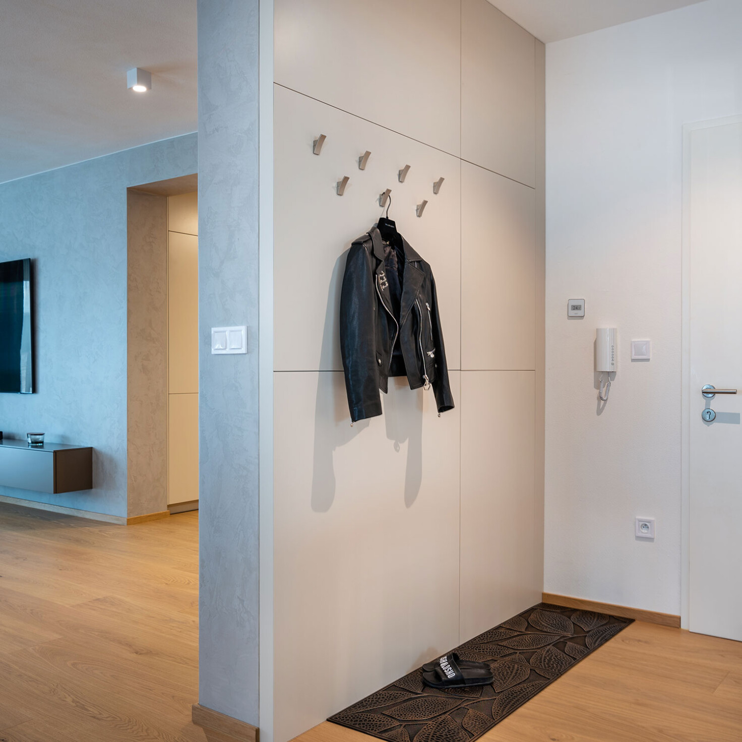 chodba na mieru moderny vesiak