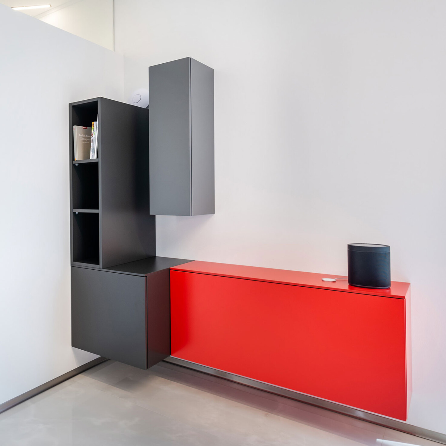 sedy-lak_cervene-skrinky-na-mieru